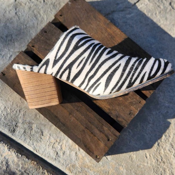 NWOT Seven for All Mankind “Dandy” Zebra Calf Mules, Size 9 1/2 - Picture 4 of 10